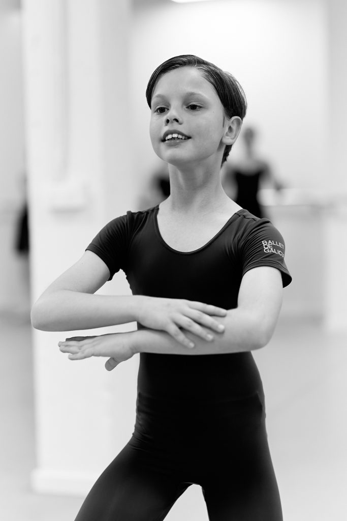 Alumno varón en clase de ballet